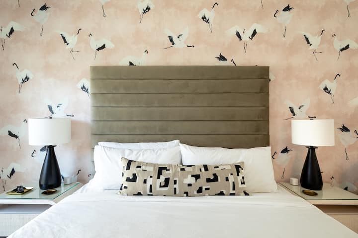 جناح رافعة - غرفة نوم رئيسية بسرير كبير وحمام داخلي وخزانة ملابس