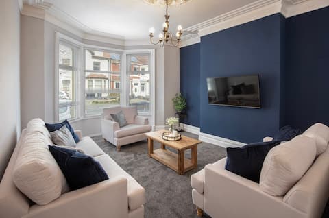 Luxury Coastal Townhouse with free parking