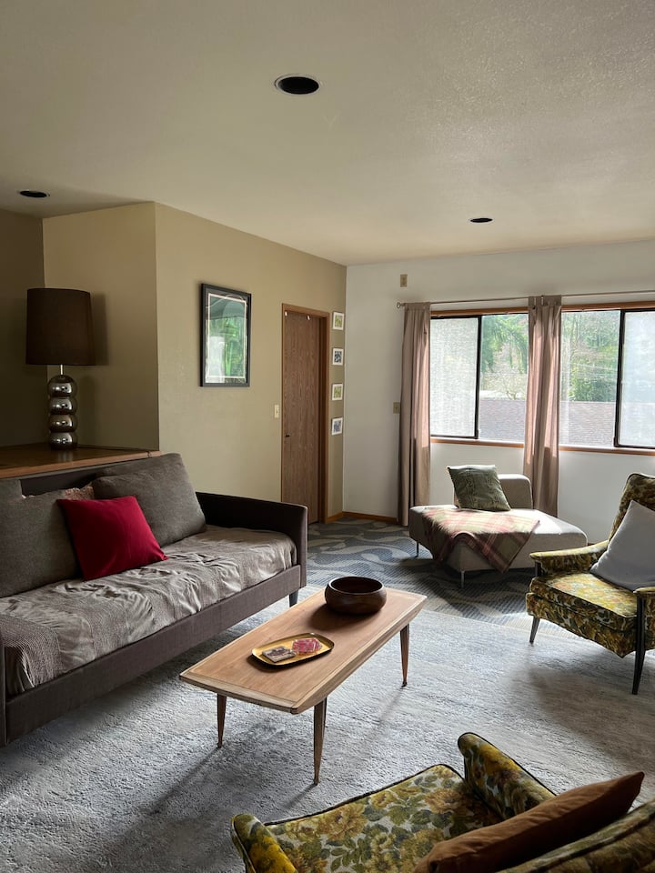 Loftlike Apartment With One Bedroom And Parking - Edmonds, WA