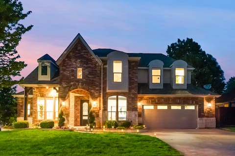 Spectacular pool house with hot tub and cinema