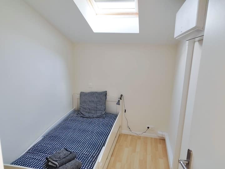 Dhomë gjumi 3 e vogël me ajër të kondicionuar, velux dhe një krevat 90 x 190