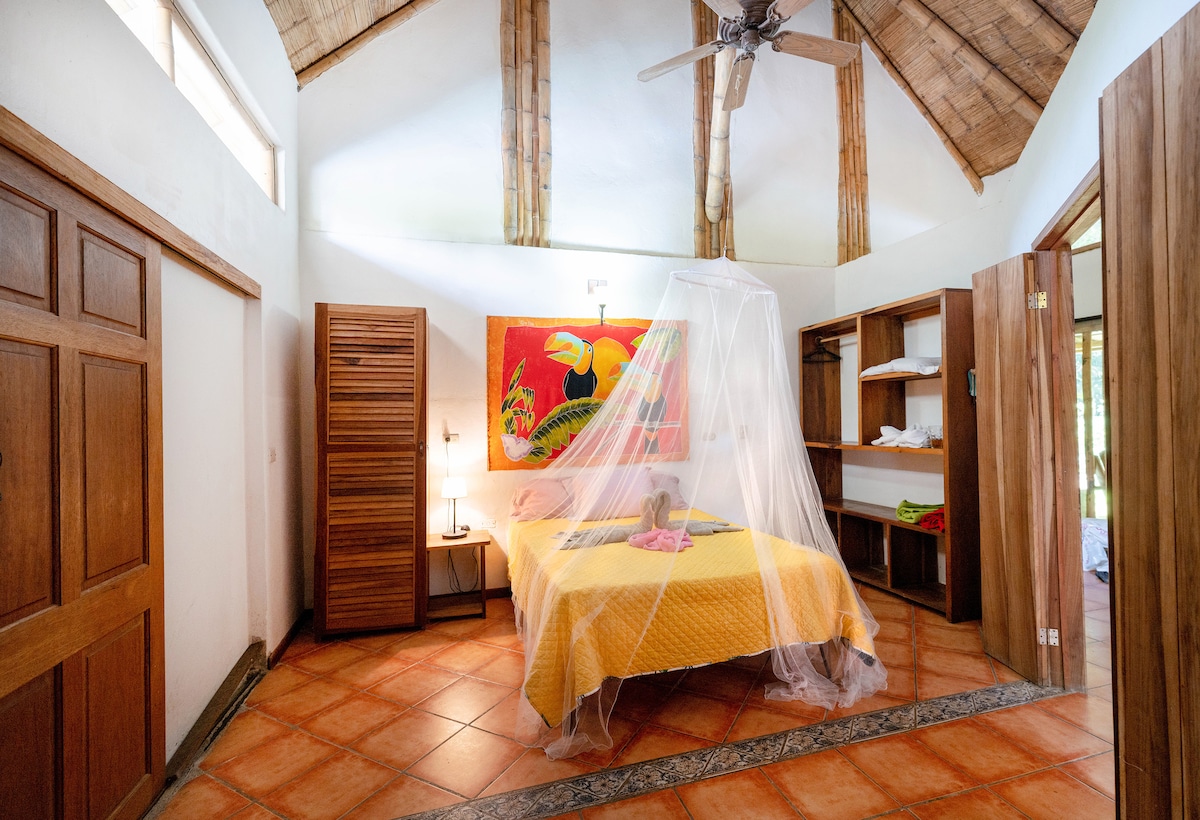 Спалня #2 (край басейна)