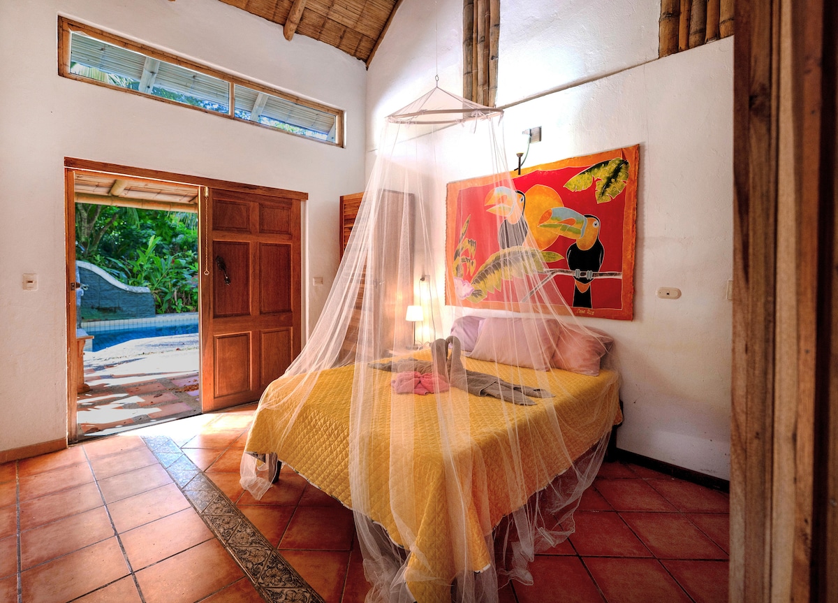 Спалня #2 (край басейна)