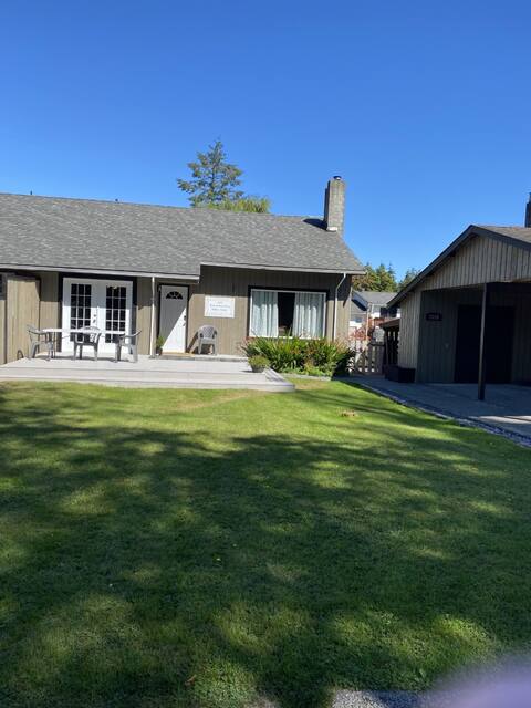 Quaint West Coast 3 bdrm duplex close 2 everything