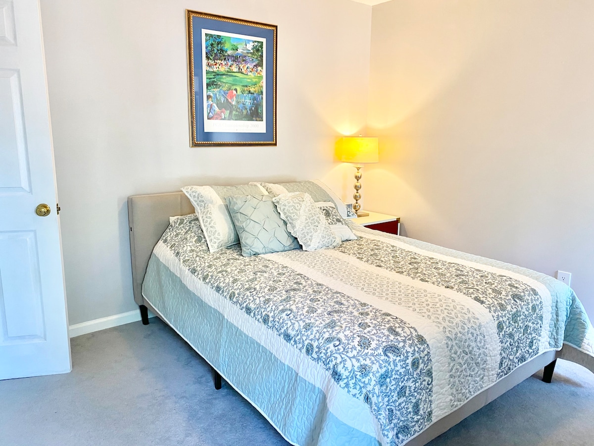 غرفة نوم بسرير بحجم كبير