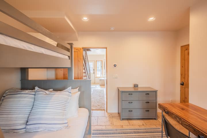 Спалня / офис на приземното ниво 