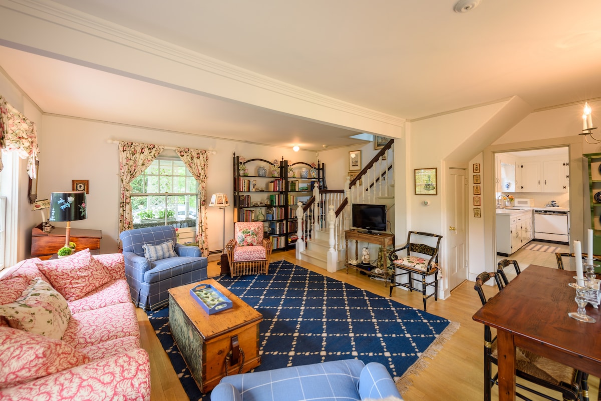 Successful Airbnb property: Classic Vineyard Cottage - Steps to Beach/Downtown in Vineyard Haven
