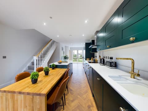 Central Hull. Beautiful  new 2 bedroomed house.