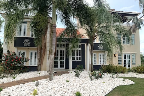 Successful Airbnb property: Majestic Oasis 4 bedr/4 bath villa w/private pool in Boquerón