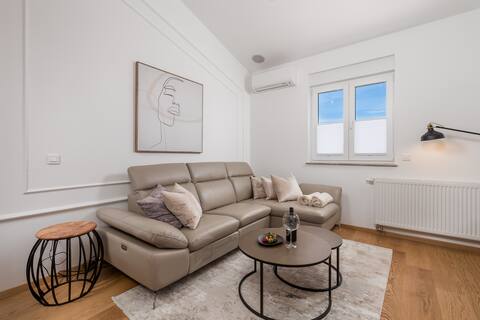 Top performing Airbnb: Gallery apartment "Megan2" with parking. in Mjesni Odbor Srdoči