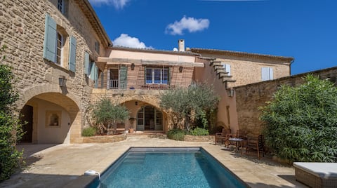 Charming Provencal house with 5 bedrooms + studio & swimming pool