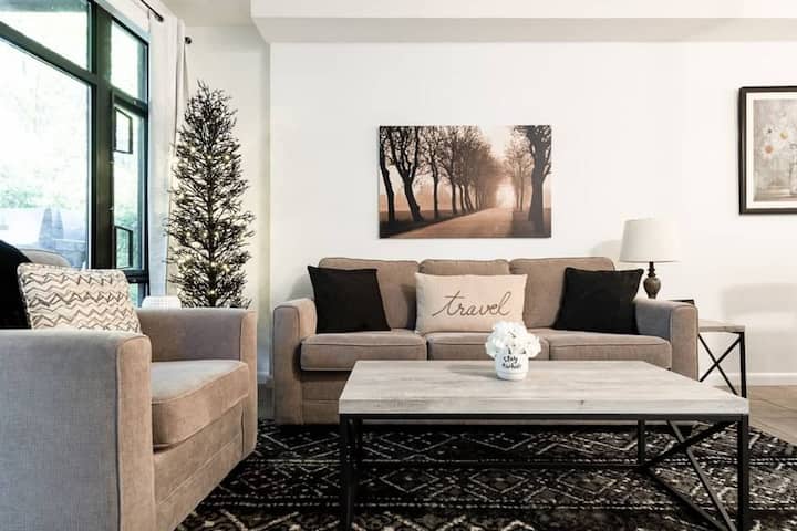 The Creekside Retreat: Steps From Pool & The Lake⛱ - Kelowna