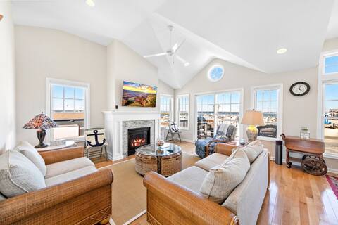 Spectacular Bay Views-In the heart of Beach Haven!