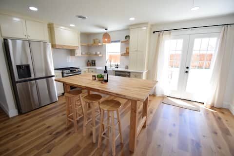 Modern Retreat at Oakdale close to I-40 & Airport