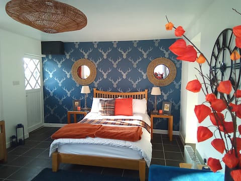 Stylish double bedroom in tranquil location