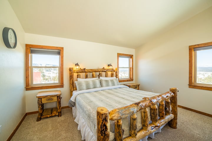 卧室1.主卧套房（加大双人床和沙发床）。 楼上。燃气壁炉。55英寸高清智能电视。