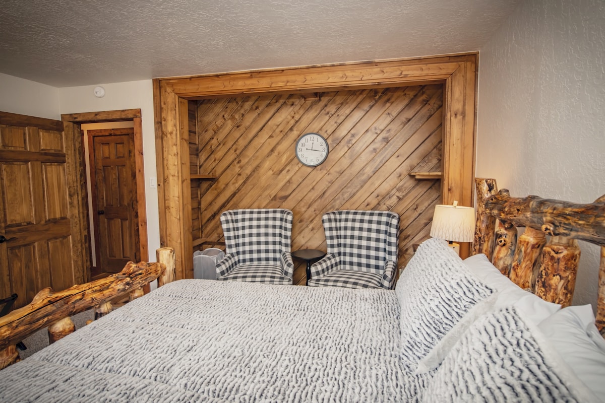 Chambre 2 (lit King Size) avec coin salon.