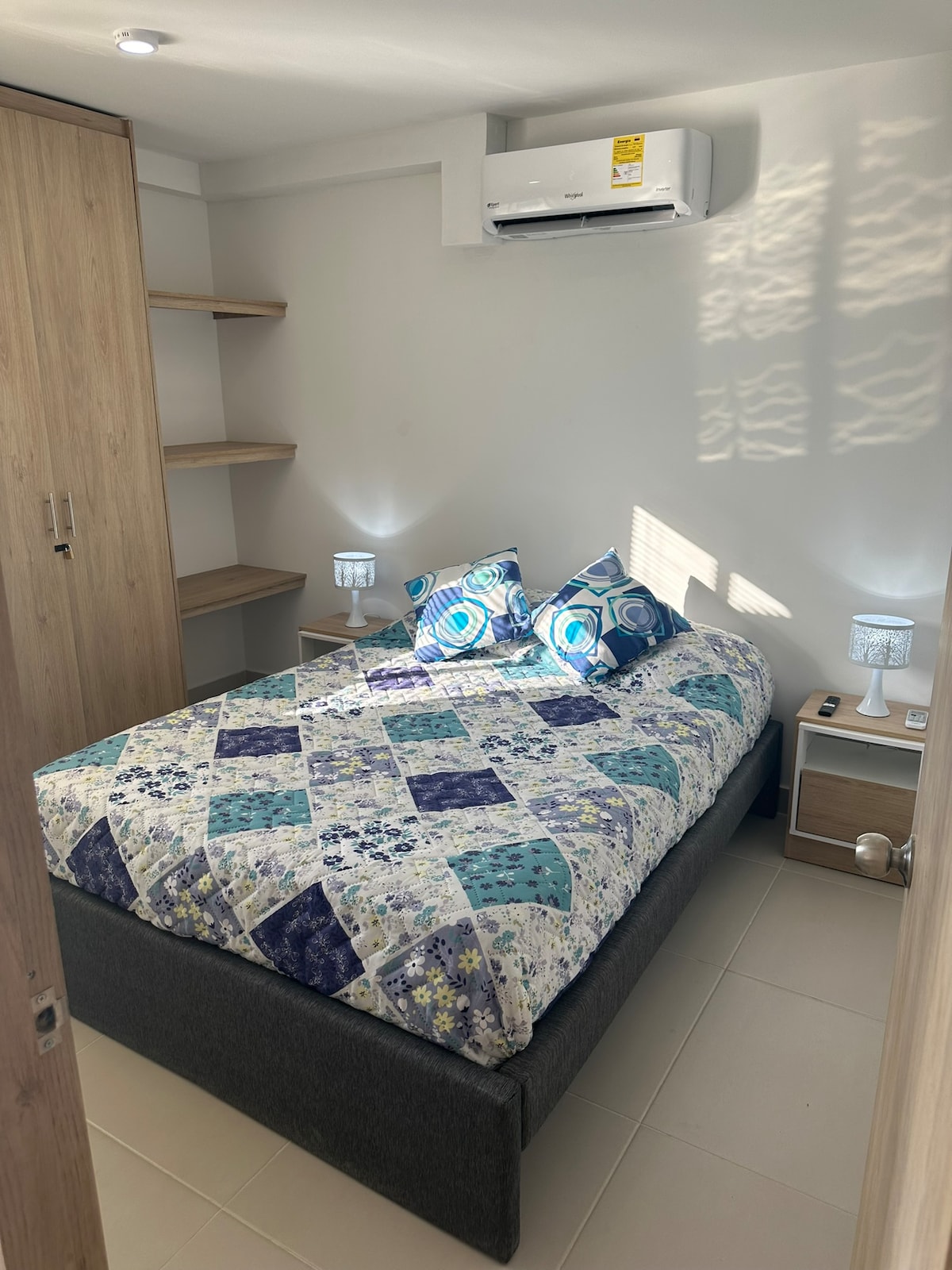 • 	ที่นอนพูลแมนเตียงคู่ออร์โธปิดิกส์
• 	ผ้ากันเปื้อนชุดชั้นในและผ้านวม
• 	โต๊ะข้างเตียง
• 	โคมไฟเมซา
• 	ตู้เสื้อผ้าเปิด 4 ช่อง
• 	คนตาบอด
• 	อ่างน้ำวนเครื่องปรับอากาศ 11000 บีทียู
• 	สมาร์ททีวี 4K-UHD LED ขนาด 43 "ของพานาโซนิค
• 	DIRECTV GO