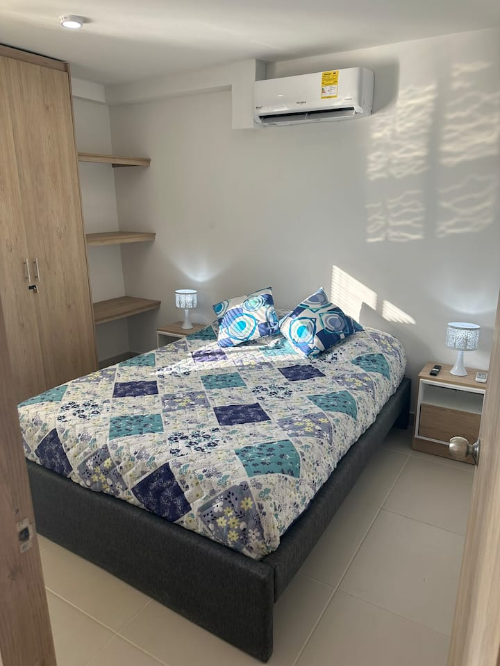 • 	анатомски ортопедски душек со двоен кревет Pullman
•	заштитник, долна облека и јорган
• 	ноќни шкафчиња
• 	ламби MESA
•	плакарот е отворен 4 простора
•	слепо
•	виршла за климатизација 11000 BTU
• 	PANASONIC TV 43" LED 4K-UHD паметен телевизор
•	DIRECTV GO