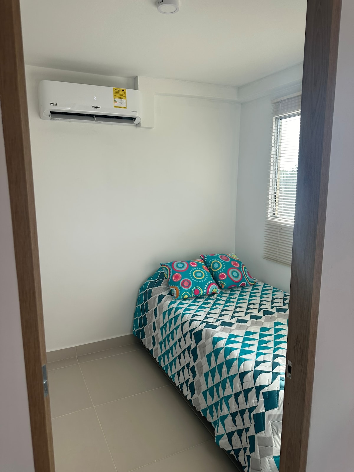 • 	เตียงรังที่นอนพูลแมนแบบออร์โธปิดิกส์มีเตียงครึ่งเตียงที่ด้านล่าง
• 	ผ้ากันเปื้อนชุดชั้นในและผ้านวม
• 	ตู้เสื้อผ้าเปิด 4 ช่อง
• 	มู่ลี่พีวีซี
• 	อ่างน้ำวนเครื่องปรับอากาศ 11000 บีทียู
• 	ทีวีพานาโซนิค 43 "สมาร์ททีวี 4K-UHD
• 	DIRECTV GO