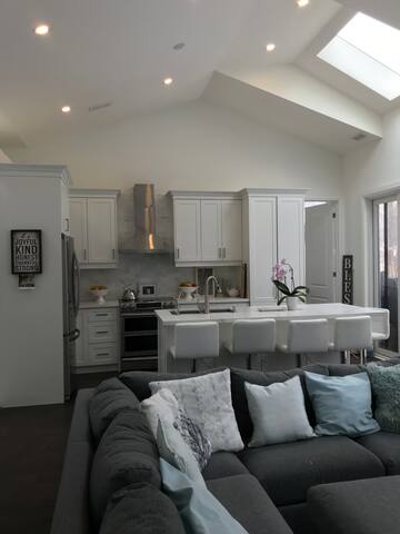 Spacious, new 3 bedroom house, pool, shops, trail, gallery image 4