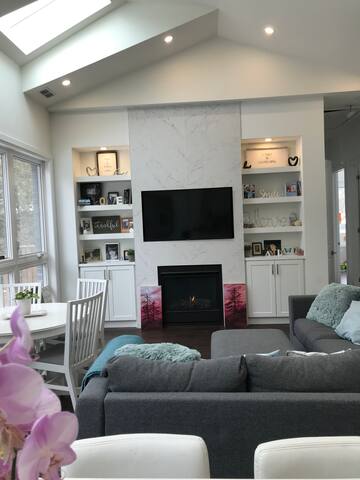 Spacious, new 3 bedroom house, pool, shops, trail, gallery image 3