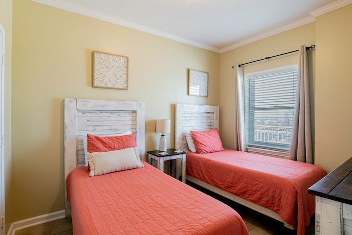 Chumba cha kulala cha wageni kilicho na vitanda viwili pacha. 