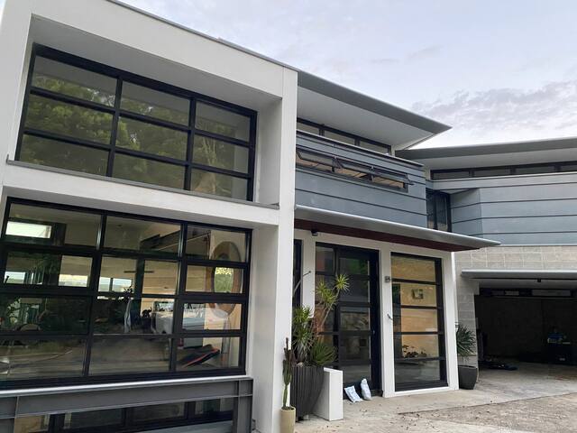 Waterfront luxury on the Port hacking. gallery image 4