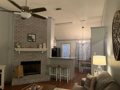 Charming home in suburbs of Memphis