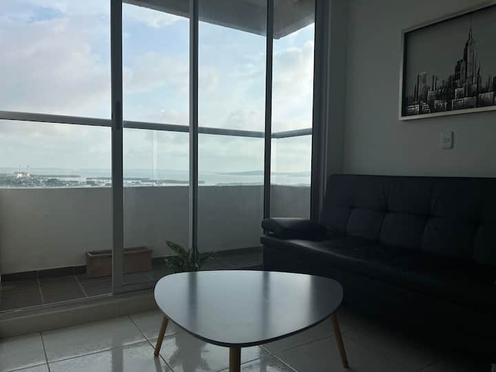 
От стаята можете да се насладите на удобен разтегателен диван, а когато излезете на балкона, съзерцавайте красив залез. Това е идеалното място да се отпуснете и да се насладите на естествената красота, която ви заобикаля, докато се потапяте в атмосфера на спокойствие.