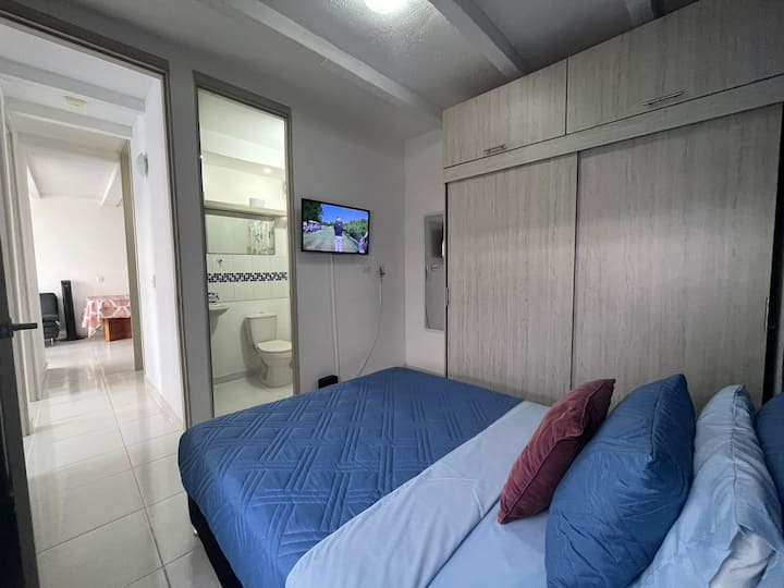 В стая 1 ще се насладите на удобно двойно легло и телевизор за забавление. Също така намирате широк килер и сейф за безопасно съхранение на вещите ви. 