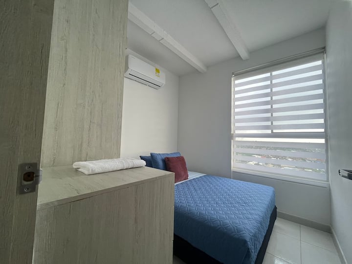 В стая 2 ви очаква уютно двойно легло, климатик и удобен килер.