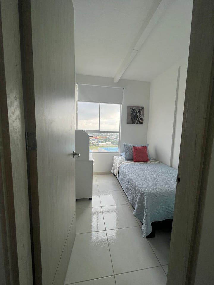 В стая 3 ще намерите обикновено легло за почивка, придружено от преносим вентилатор, който да ви охлажда през нощта. Освен това има малък килер, в който да съхранявате вещите си по подреден и практичен начин.