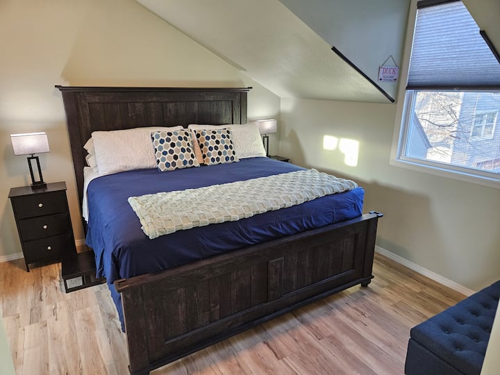 King comfy bed for a great night’s sleep.
Nightstand lamps provide a phone charging station for you convenience. 