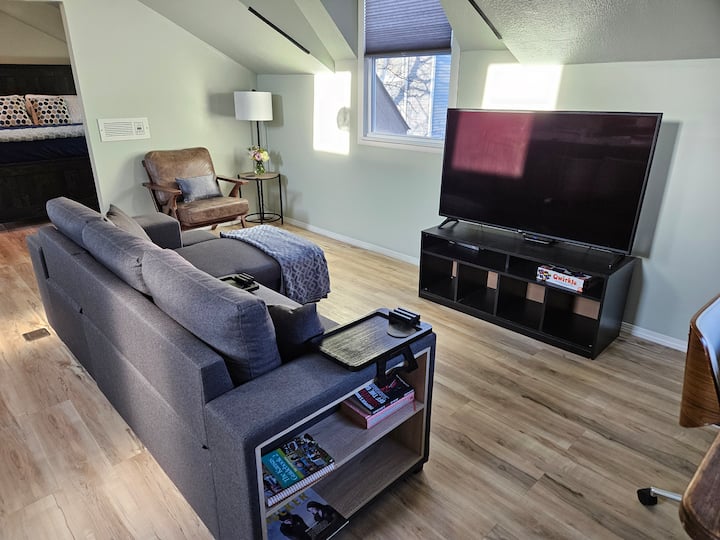 Open loft space. Great for 1, 2 or 3 people to eat, socialize or work on a project together. 