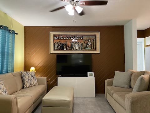 10 Minutes to Universal - Charming Private Home