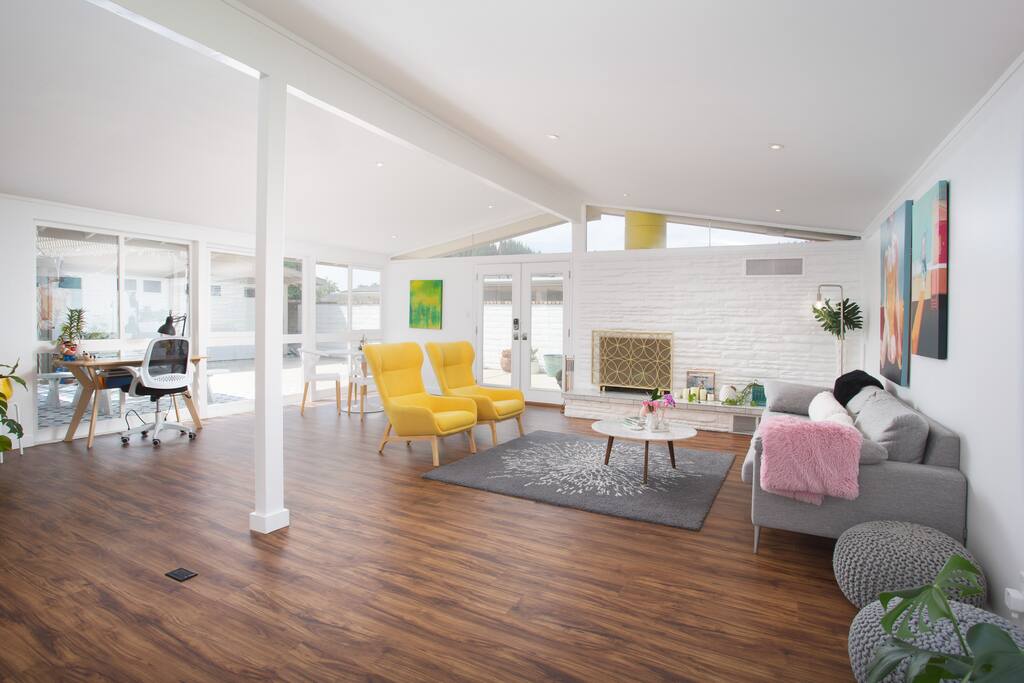 Cheerful mid mod 3 bedroom house with a pool