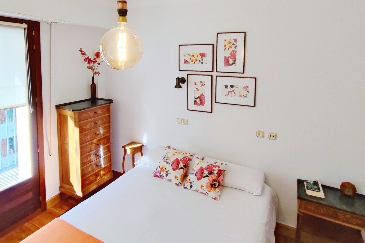 Dhomë portokalli, me një krevat të madh me hyrje në ballkonin me diell. 