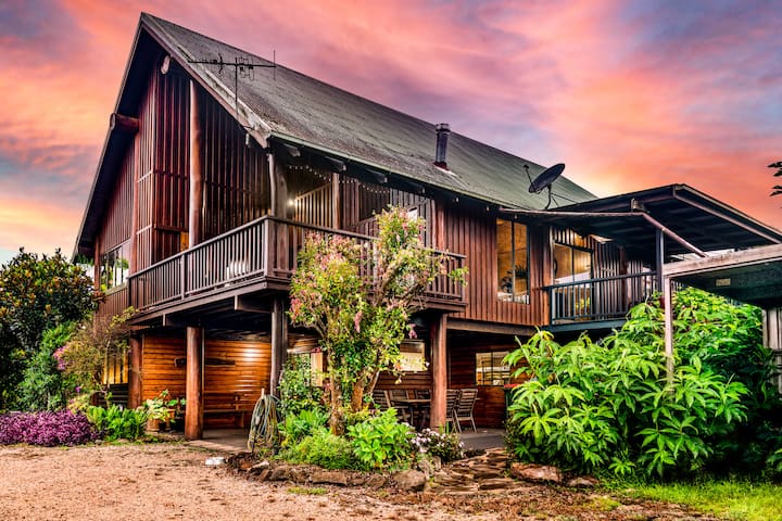 Treetops Sanctuary - Luxury Treehouse pole home