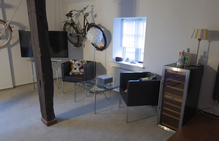 Im großen Wohnraum gibt es auch einen Weinkühlschrank und einen Flatscreen für alle möglilchen TV und Internetanwendungen. 