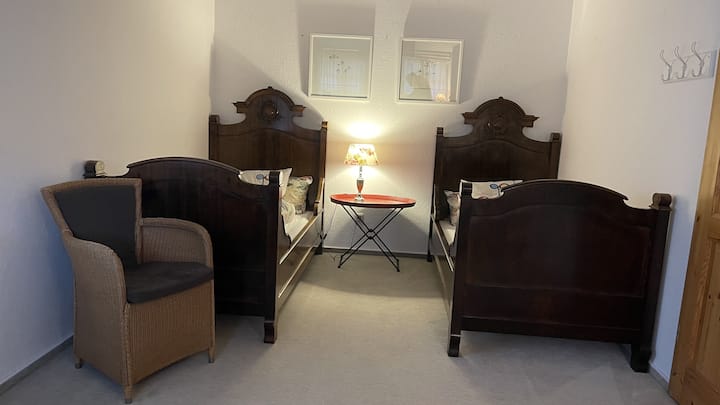 Zwei nostalgische Einzelbetten im sogenannten Blumenzimmer . . .