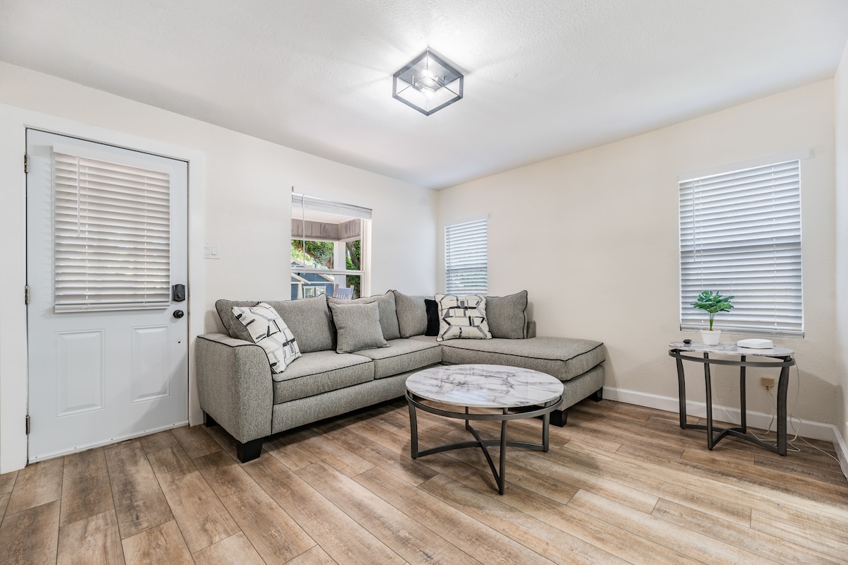 Top performing Airbnb: Centrally Located 3-Bedroom House w/ Porch & Yard in Southeast Seminole Heights