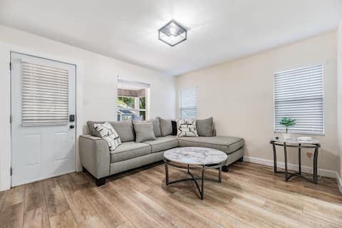 Top performing Airbnb: Centrally Located 3-Bedroom House w/ Porch & Yard in Southeast Seminole Heights