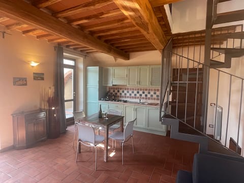 Airbnb con migliori performance: Sunny 2-floor apartment in villa with pool. a Castelfranco Piandiscò