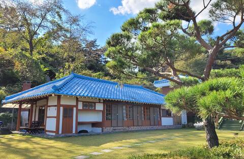 [Jisan Garden] A beautiful garden surrounded by fields and mountains, a unique hanok