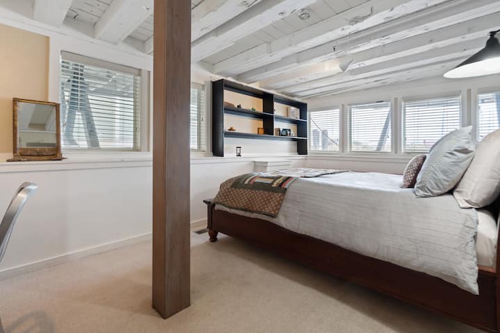 Bedroom #3 (Queen sized bed)