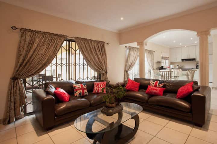 Kaleidescope Home 5 Bedrooms Self Catering - Parklands