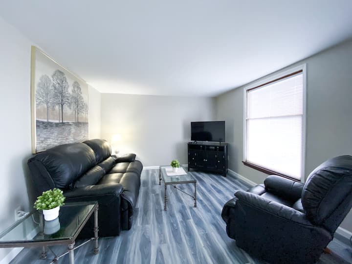 Renovated 2-br Near City • Walkable & Comfortable - Oakdale, PA