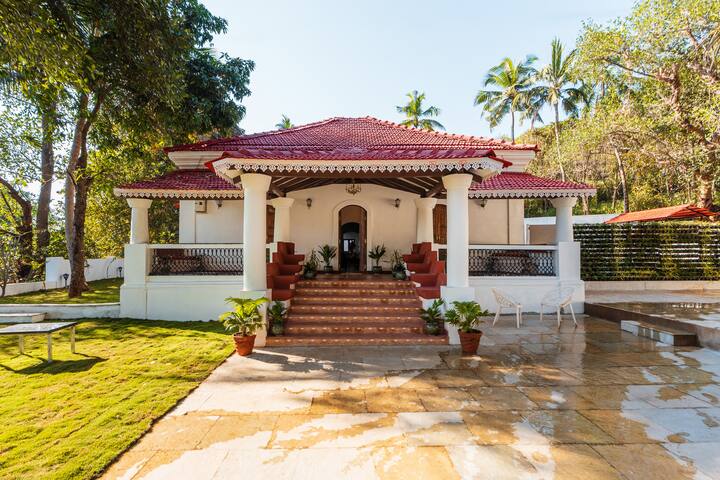 New Luxury 5BHK villa with Pvt Pool in Assagao