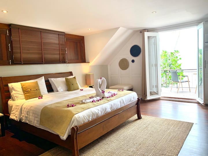 Master Bedroom, 
King bed, En suite bathroom, Jetted tub, Beach view, Terrace